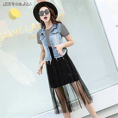 迷彩 马甲小外套的袖珍精巧让它轻而易举成为炎夏服饰中出众的装饰单品。