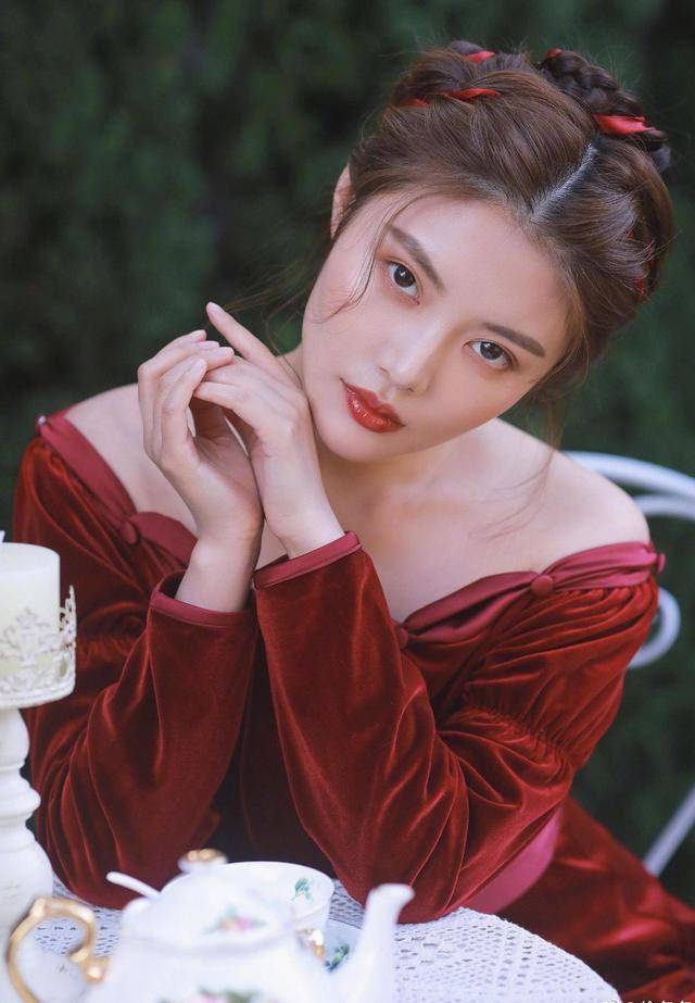 曲线 徐冬冬可真是魔鬼身材！红色丝绒连衣裙高级精致，凹凸曲线太撩人