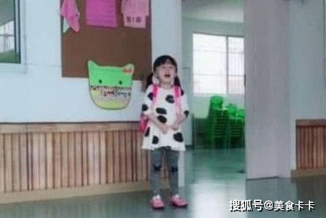 摸头杀|相差17岁的哥哥去幼儿园接妹妹放学，眼前的画面简直心都暖化了