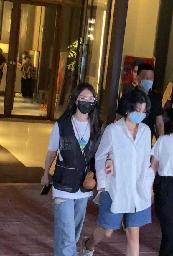 yamy发长文后公开现身,凌晨还在工作,被傅菁挽着行