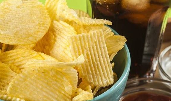 缺乏营养|儿科医生列出6类零食“黑名单”，仍有不少家长在给孩子吃！
