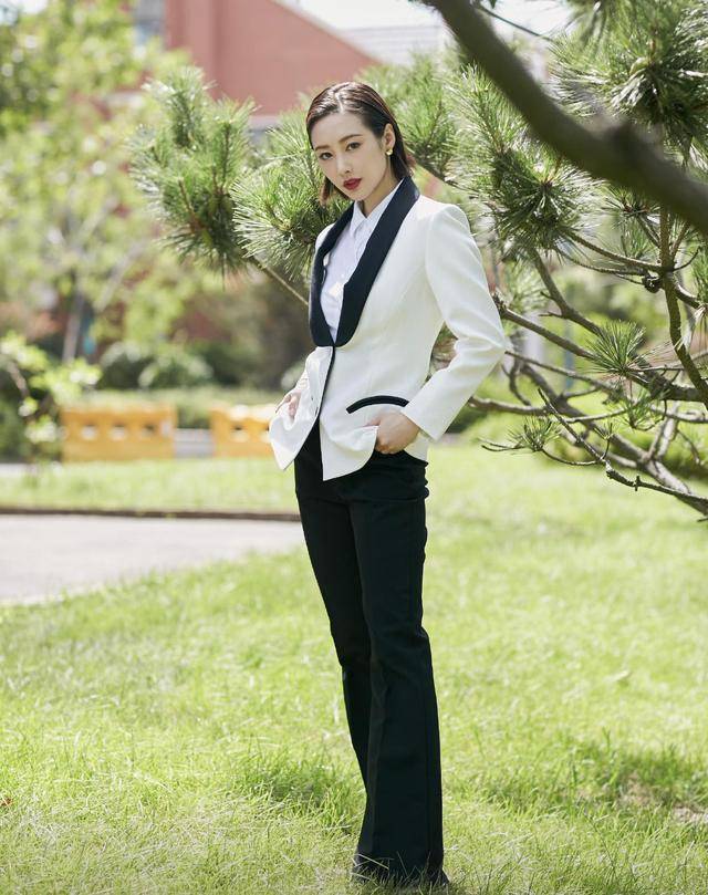 围巾 31岁李纯越活越年轻，穿羽绒服搭配针织衫，扎马尾辫发型年轻10岁