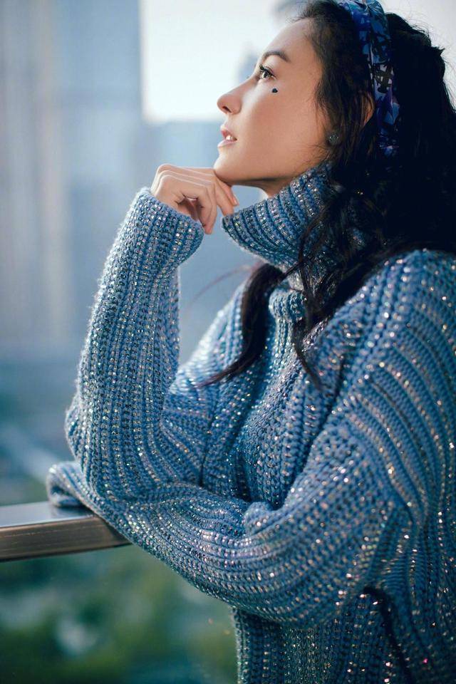 毛衣 张柏芝可真是“逆生长”，穿蓝色毛衣大秀美腿，39岁像19岁少女