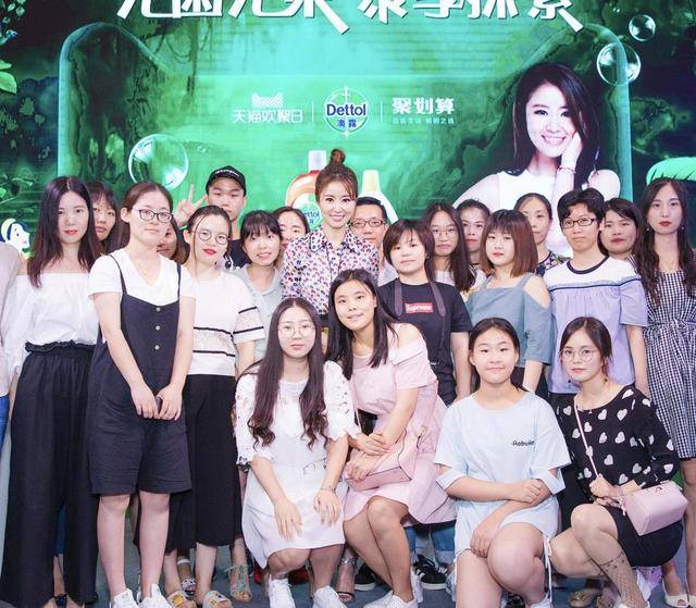 颜色 女神林心如真会穿！碎花衬衫搭配亮片半身裙鲜艳亮丽，俏皮可爱
