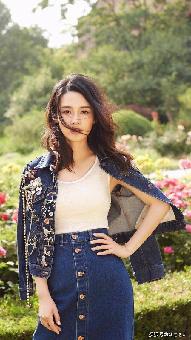 百褶 李沁少女感真强,穿肉色薄纱裙清纯又迷人,谁说女人奔三就显老?