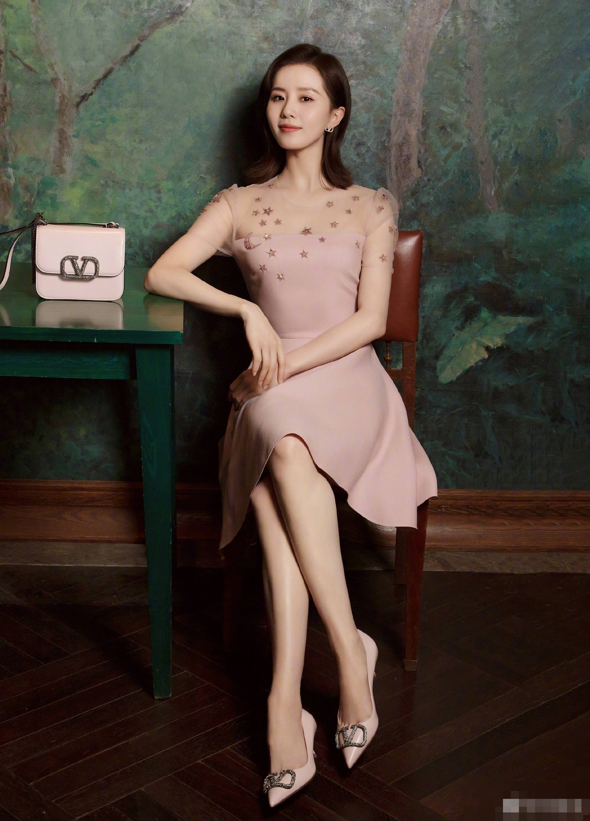 刘诗诗晒美照,粉色"星空裙"精致优雅,身材苗条哪像孩子妈_身段_裙装