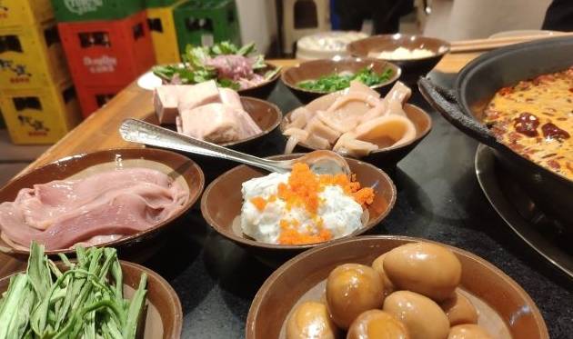 藏在重庆卡卡角角的老火锅，环境差客人却吃得欢，半夜三更挤满人