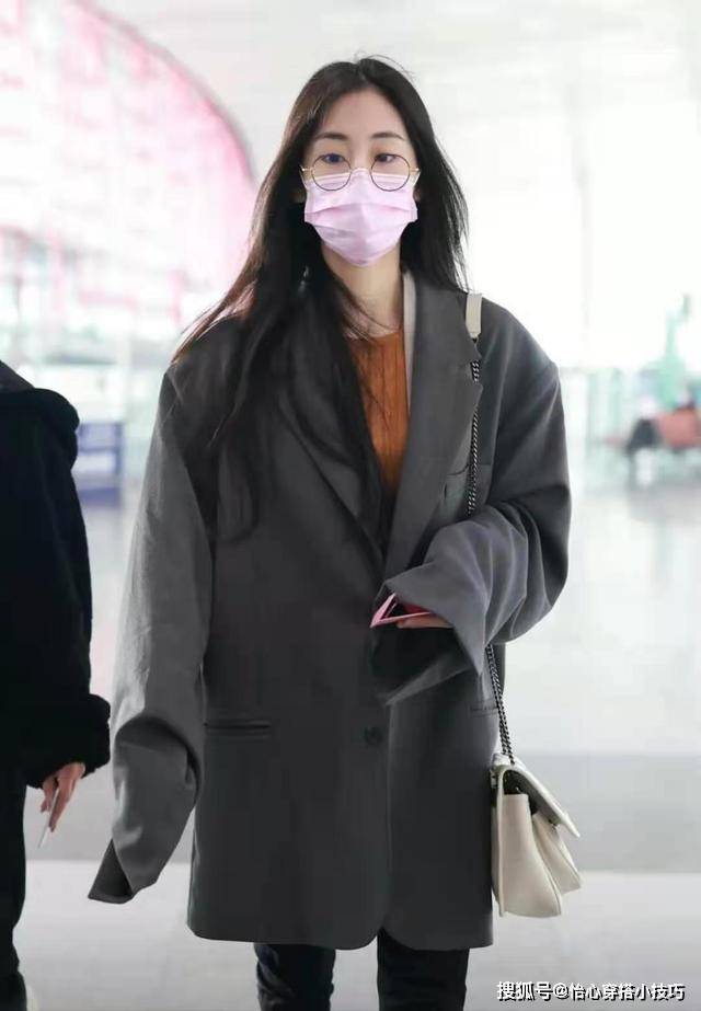 张碧晨也太瘦了,穿"爸爸西装"显得娇小,像偷大人衣服穿得小孩_身材