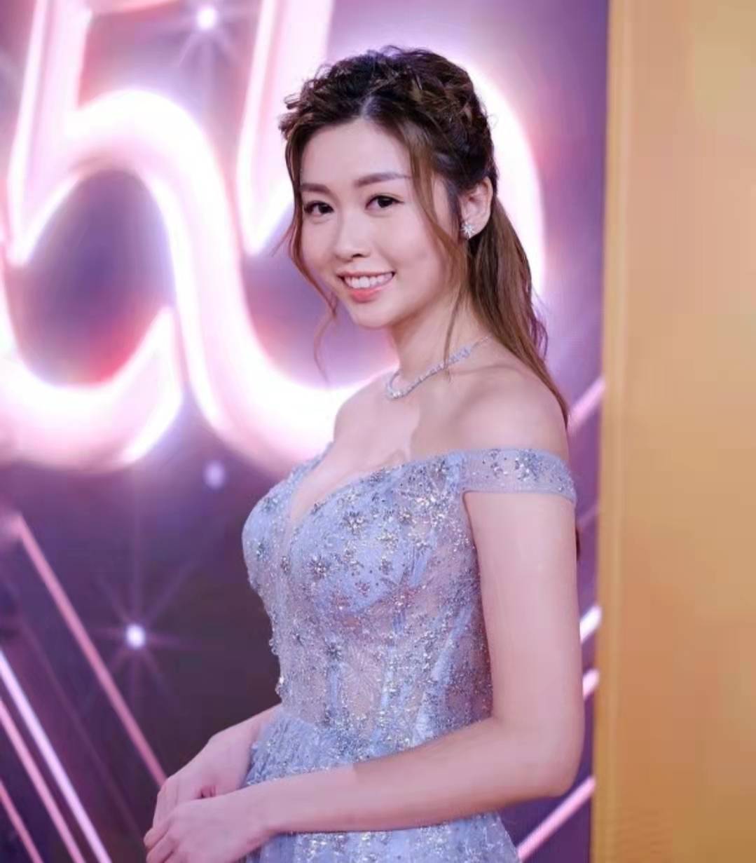 tvb小花携母出街豪买钻石金器,早前在台庆抽中38万大奖_李芷晴_妈妈