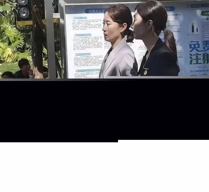 马尾 刘敏涛江疏影路透,穿西服套装优雅干练又瘦又美,完美抗住生图