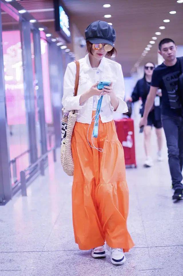 下半身 鲁豫真的太会穿！黑色大衣搭配牛仔裤时髦精致，可惜瘦得厉害