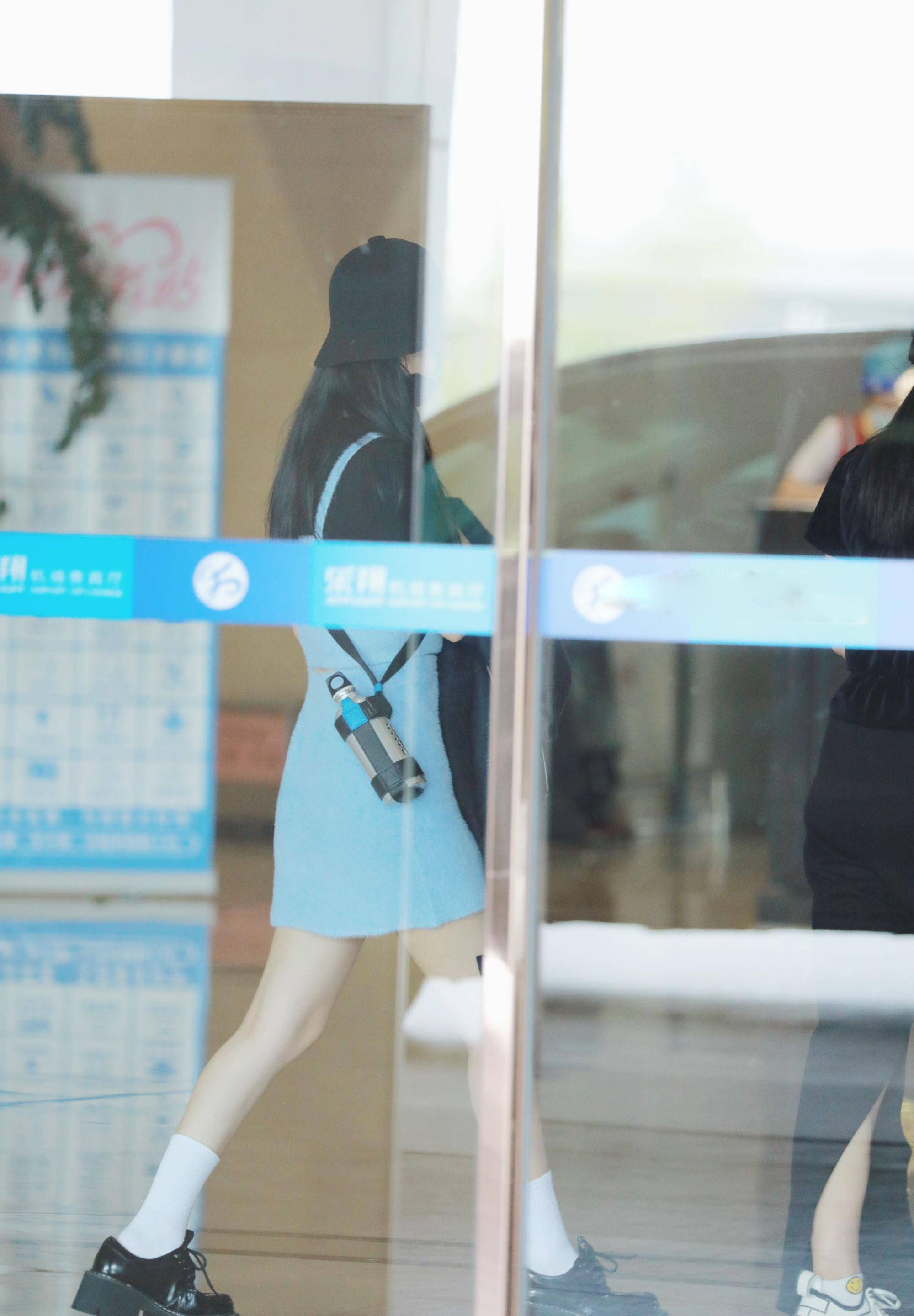 曲线 33岁赵丽颖变热辣女团，一身蓝色吊带裙，看着瘦曲线优越身段玲珑