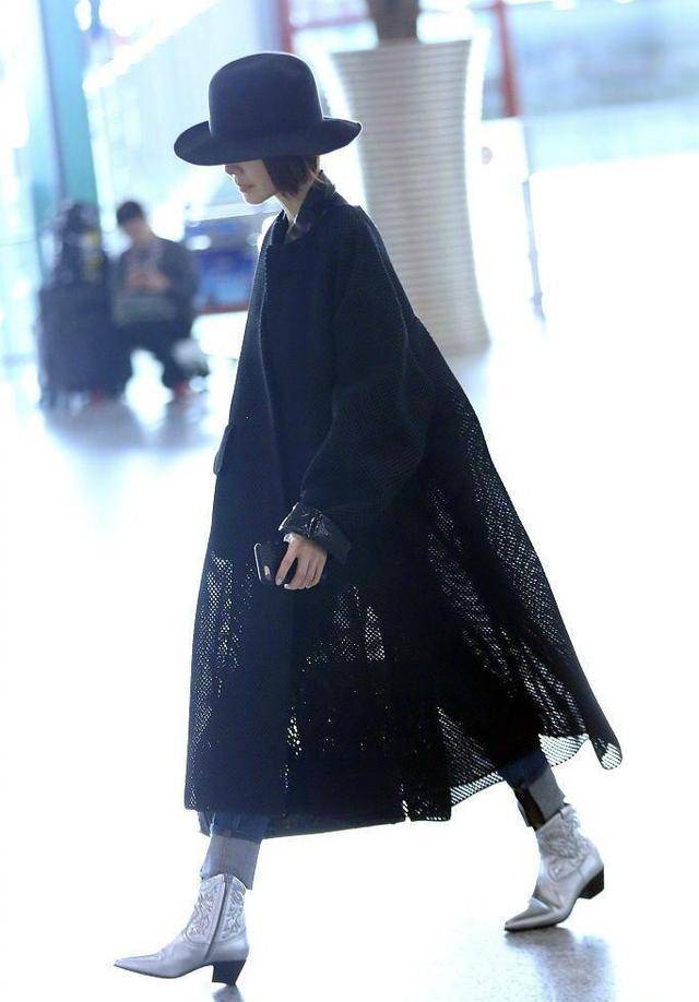 下半身 鲁豫真的太会穿！黑色大衣搭配牛仔裤时髦精致，可惜瘦得厉害