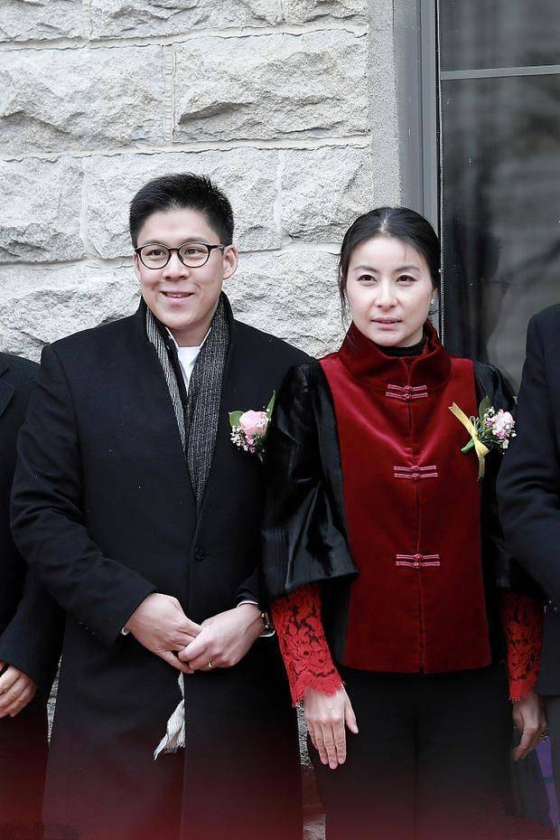 方面在街头拍到郭晶晶，驼背弯腰穿普通风衣T恤，但气质仍然高贵！