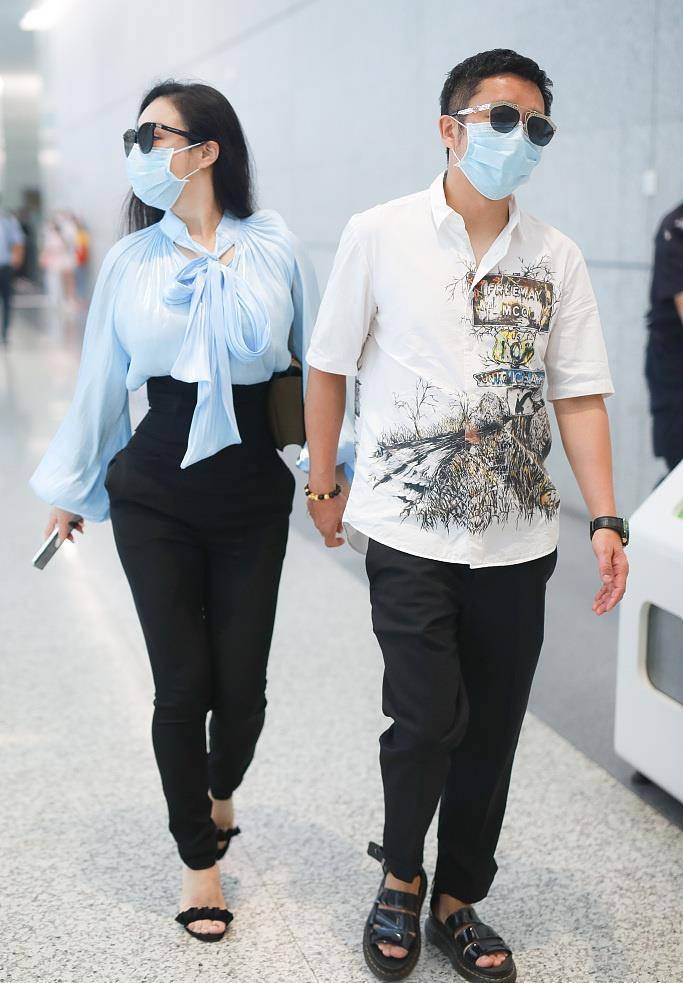 金色 冉莹颖胖了?穿粉卫衣搭金靴露美腿,上半身看起来和老公一样壮实