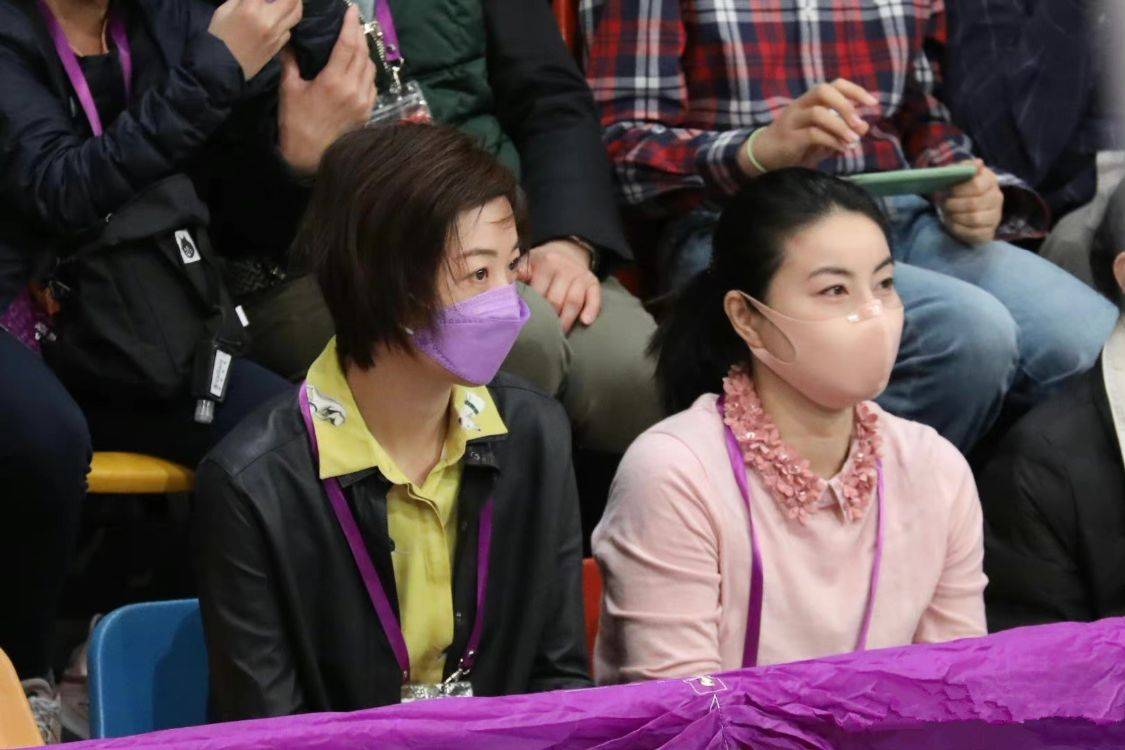 方面在街头拍到郭晶晶，驼背弯腰穿普通风衣T恤，但气质仍然高贵！