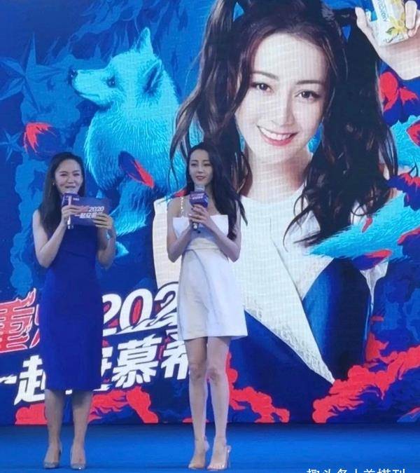 发型迪丽热巴罕见穿短裙，抹胸吊带小短裙身材更火辣了，生图不见衰老