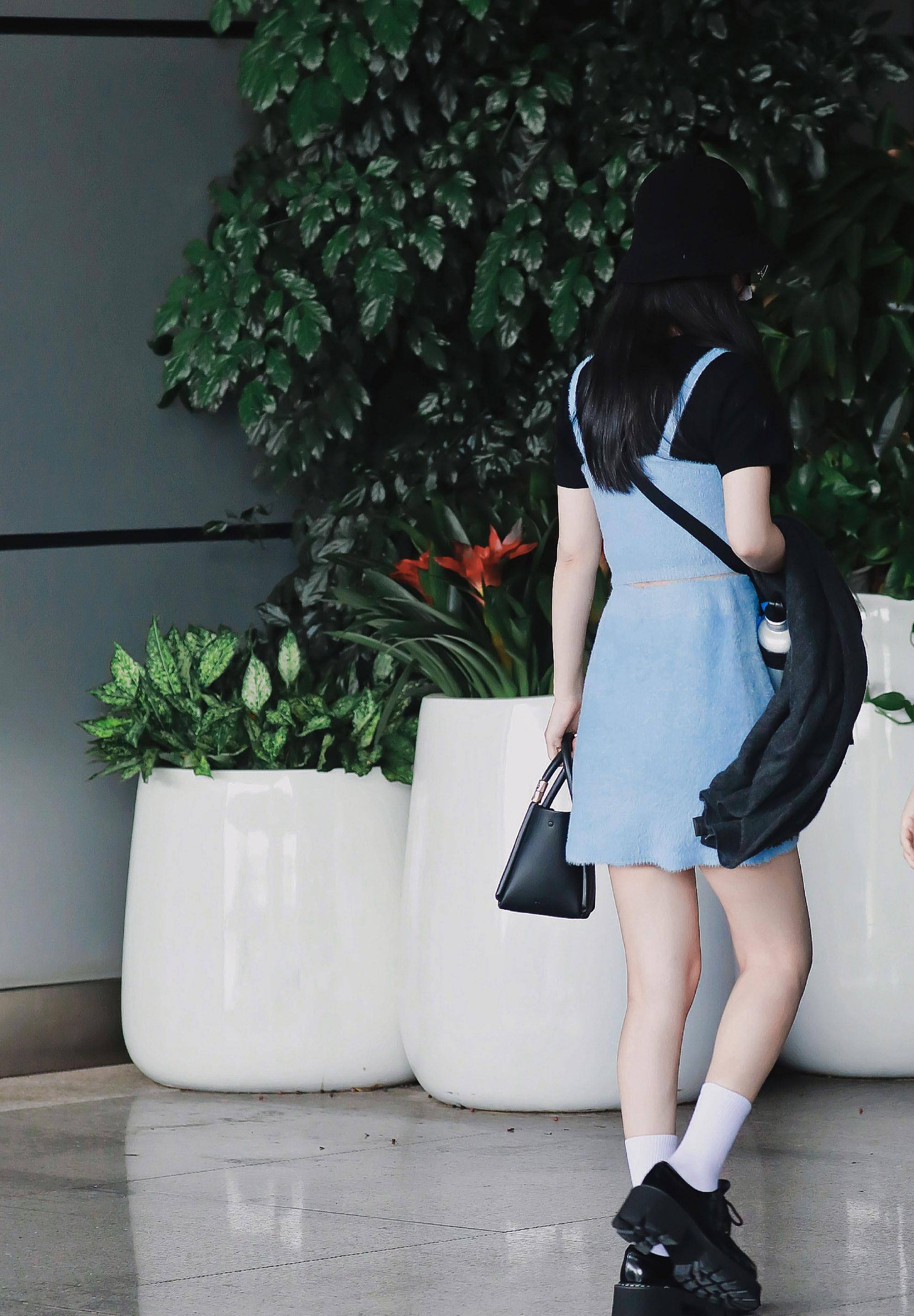 曲线 33岁赵丽颖变热辣女团，一身蓝色吊带裙，看着瘦曲线优越身段玲珑