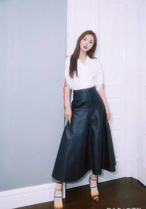 尖头 看不懂的时尚？林允儿穿高跟鞋配白袜子，时髦不怪异演绎另类时尚