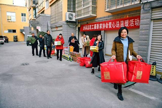 协会的爱心志愿者来看自己,家住南湖街道黄园村的县劳动模范黄希生,站