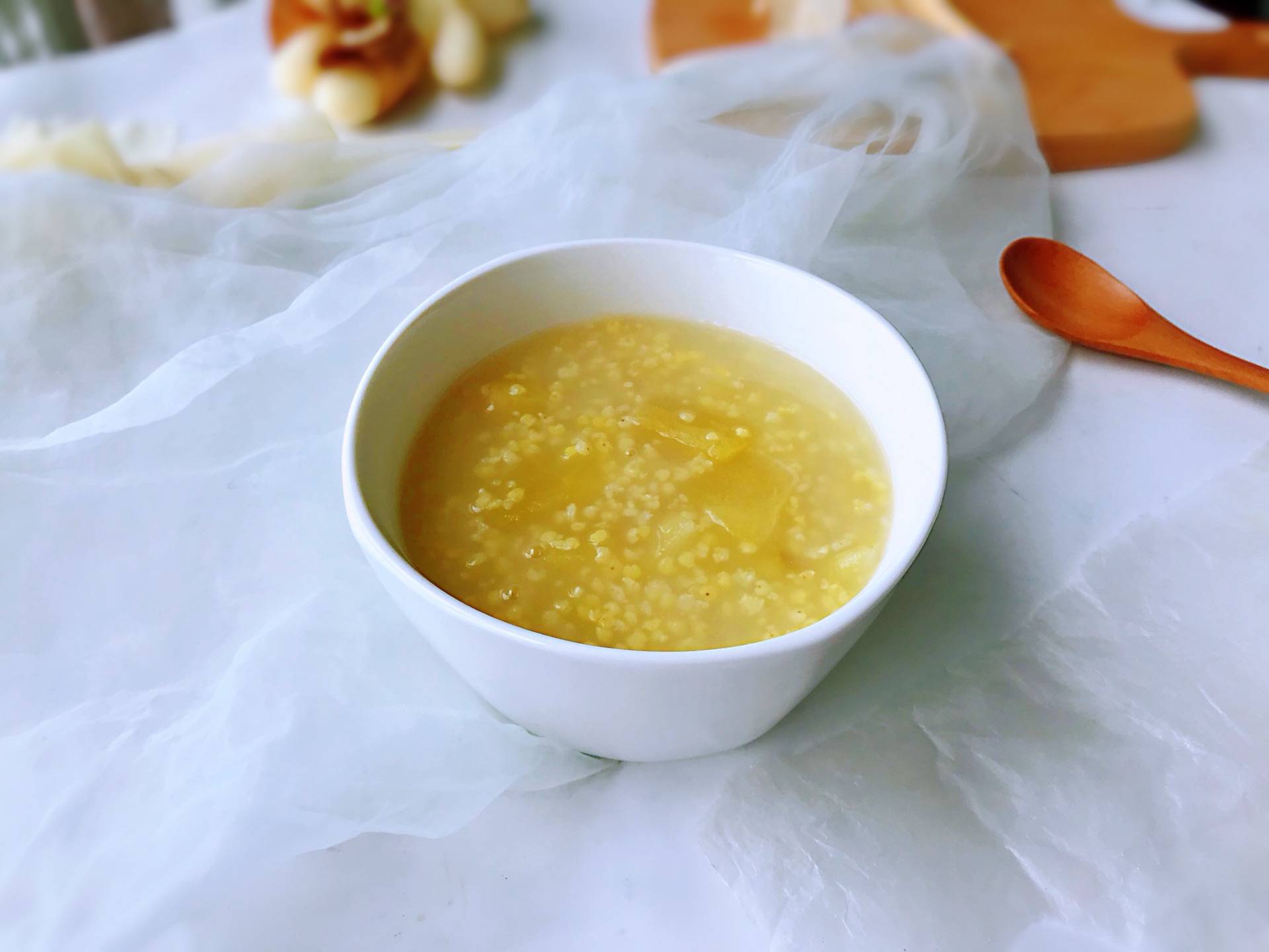 不过今天我做的这个小米粥一点也不普通,我加了山楂还有苹果