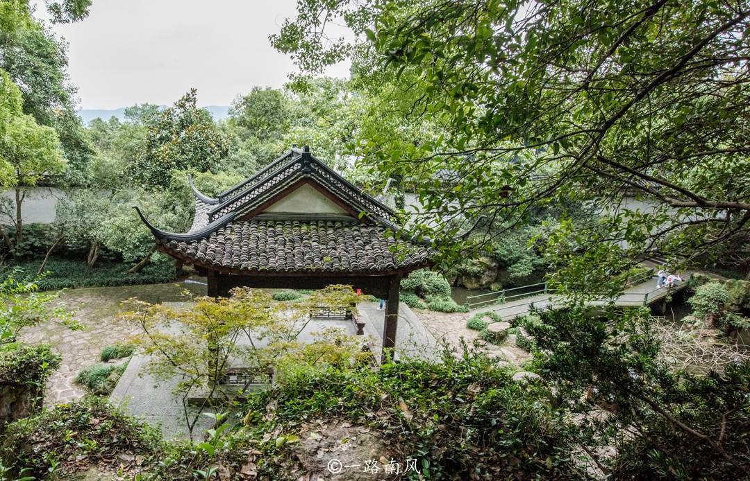 游客|杭州西湖居然有座清朝行宫，历经沧桑已成废墟，康熙乾隆都居住过