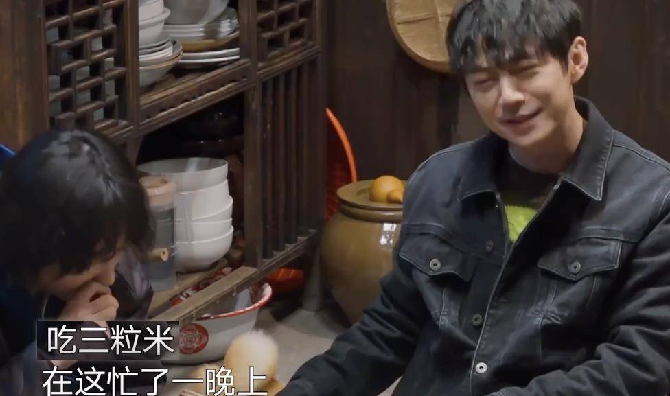 节目组|黄磊何炅遭遇“家徒四壁式”开局，张艺兴智斗节目组，带来好消息