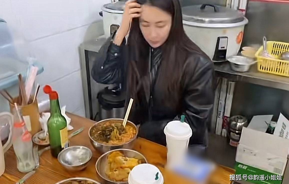 马苏|40岁马苏素颜现身路边摊,大口吃8块钱鱼粉,不戴口罩被路人无视