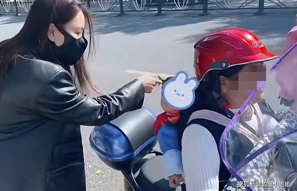 马苏|40岁马苏素颜现身路边摊,大口吃8块钱鱼粉,不戴口罩被路人无视