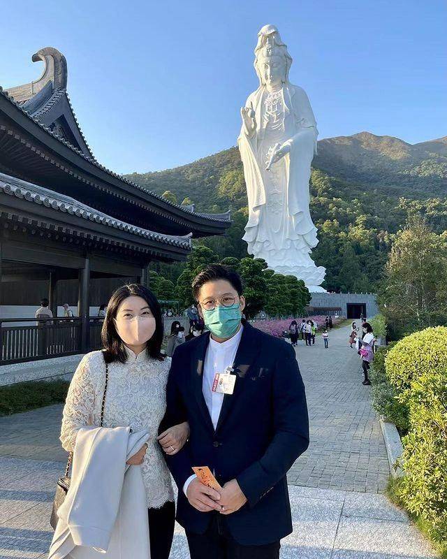 感觉郭晶晶上台助阵霍启刚，穿西装纱裙还烫卷发，立马有了高贵感！