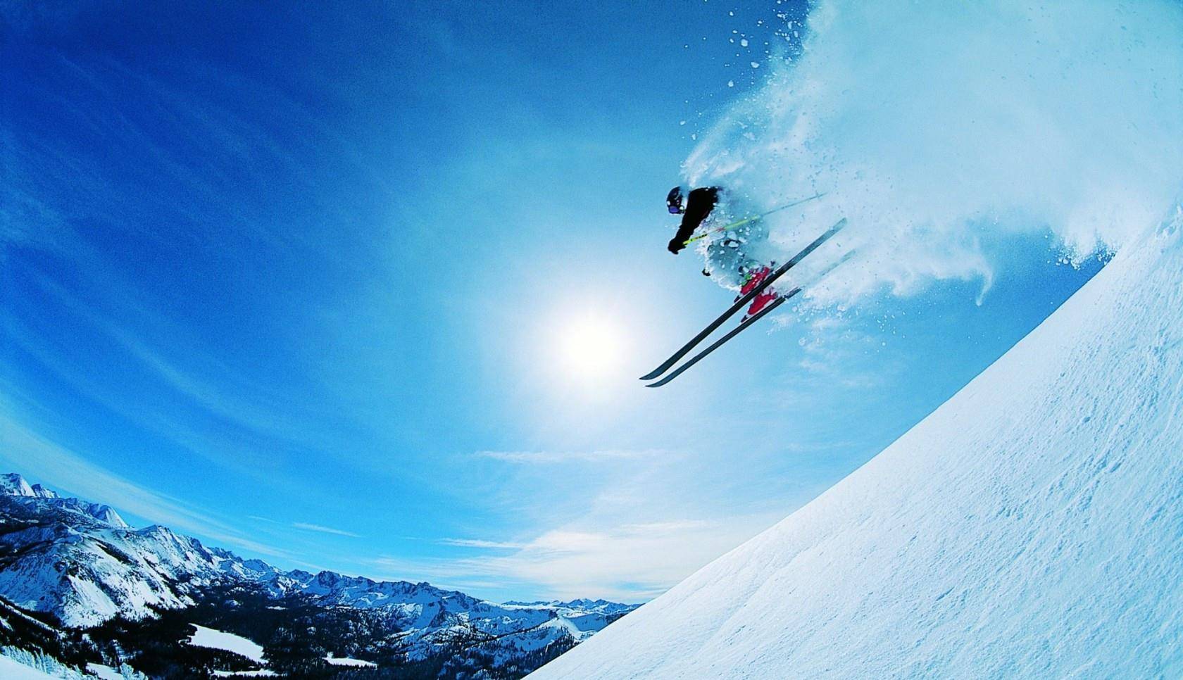 随着滑雪人数的增加，大众滑雪场数量的膨胀，但滑雪也存在危险性