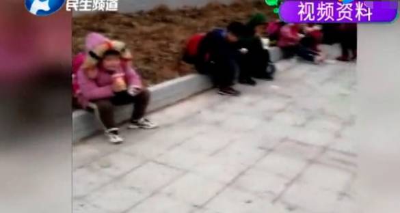 天气|小学生雪天蹲校门口吃早餐 家长怒曝光 保安：为什么不在家里吃？