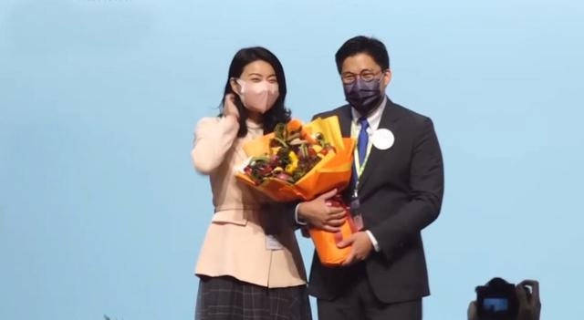 感觉郭晶晶上台助阵霍启刚，穿西装纱裙还烫卷发，立马有了高贵感！