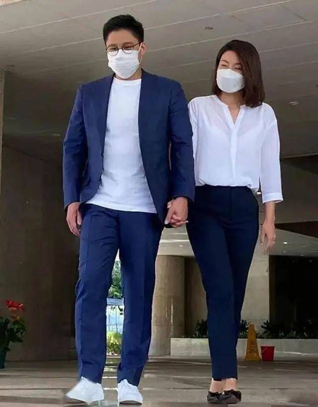 贤内助 郭晶晶真是贤内助,穿风衣为霍启刚街头拉票,低调朴素像邻家姐姐