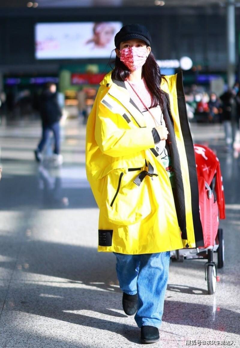 蔡少芬 蔡少芬私服显年轻，穿黄色外套＋粉色毛衣俏皮活泼，满满的少女感