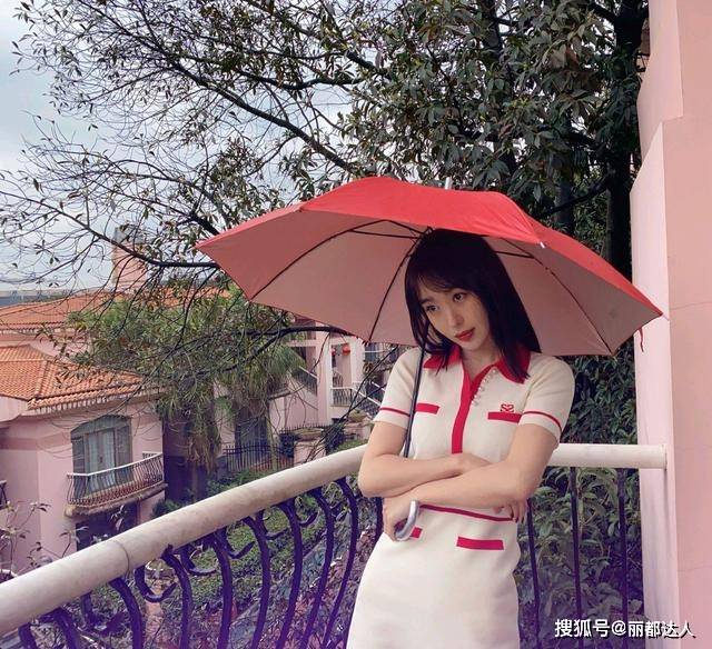 服装 李菲儿为了美好拼，身穿杏色连衣裙好显嫩，看不出实际年龄