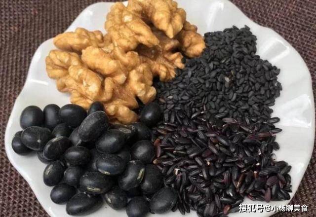 美食这是天然“生发剂”，煮一碗5块钱，隔三差五吃，乌发亮发不掉发