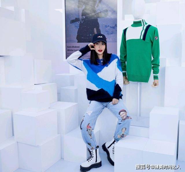 服装 李菲儿的衣品真好，穿拼色针织衫配牛仔裤好清新，美得让人心动