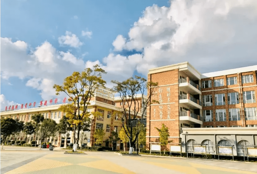 云大附中星耀学校是由云南大学主办,云大附中统一管理的民办学校,属于