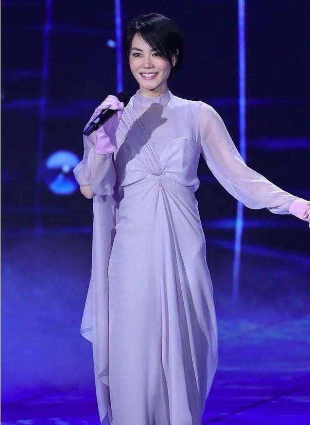 李嫣 王菲给二女儿庆生！一头短发穿紫色T恤，51岁年龄美回21岁模样了