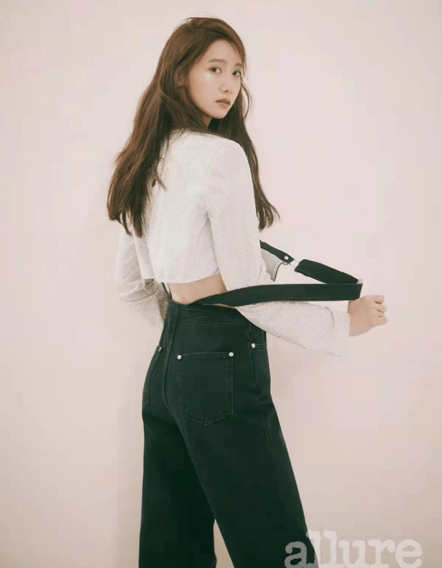 黑色 林允儿新时尚大片曝光！大胆穿露脐装秀平坦小腹，清纯女神变魅惑