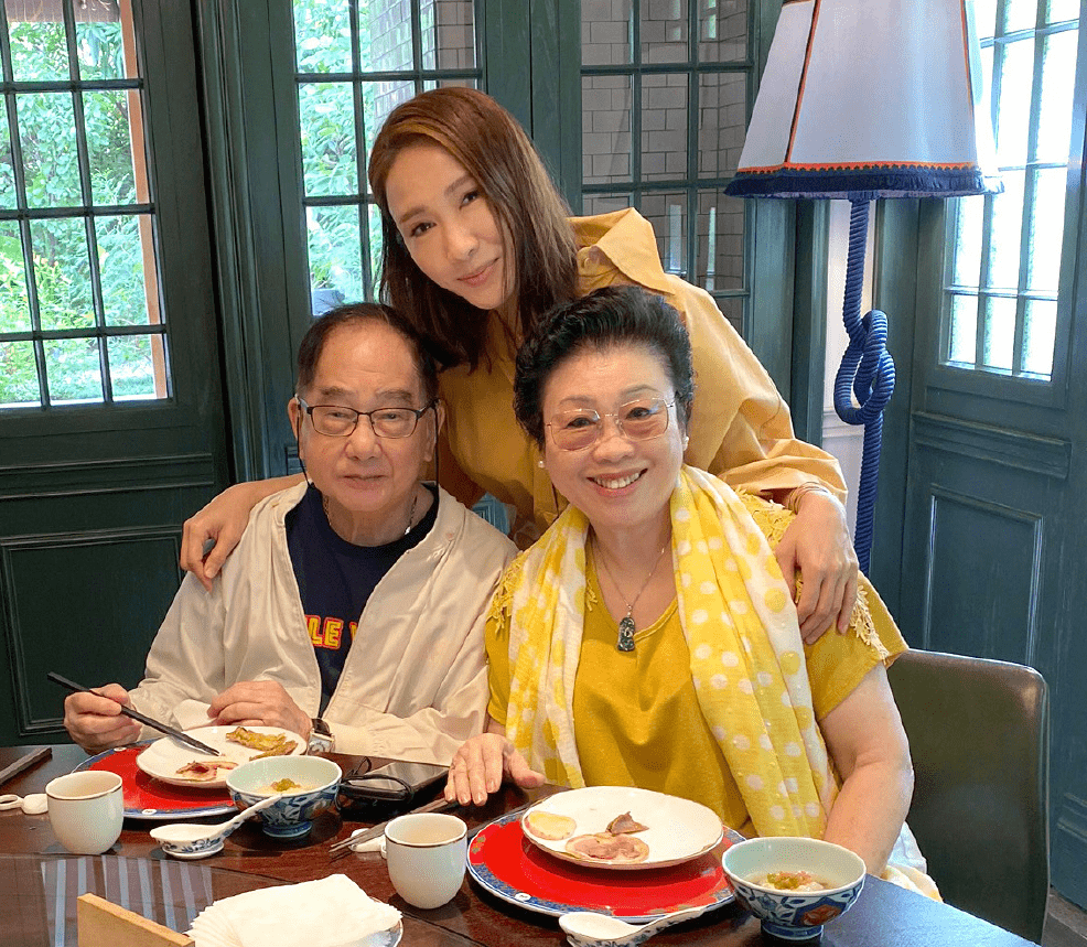 长发 48岁黎姿大秀美背身材好，露肩吊带配长发，气质比20岁姑娘还好