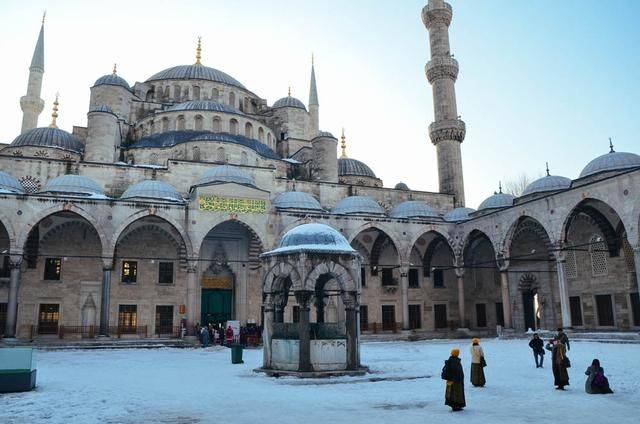 这栋建筑横跨欧亚大陆，蓝色清真寺，土耳其的重要瑰宝