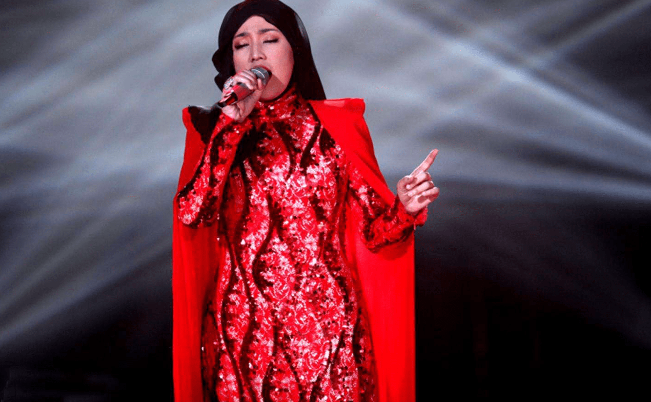 歌手茜拉豪宅遭遇洪水,全家爬上屋顶等救援,自曝靠养女逃过一劫_中国