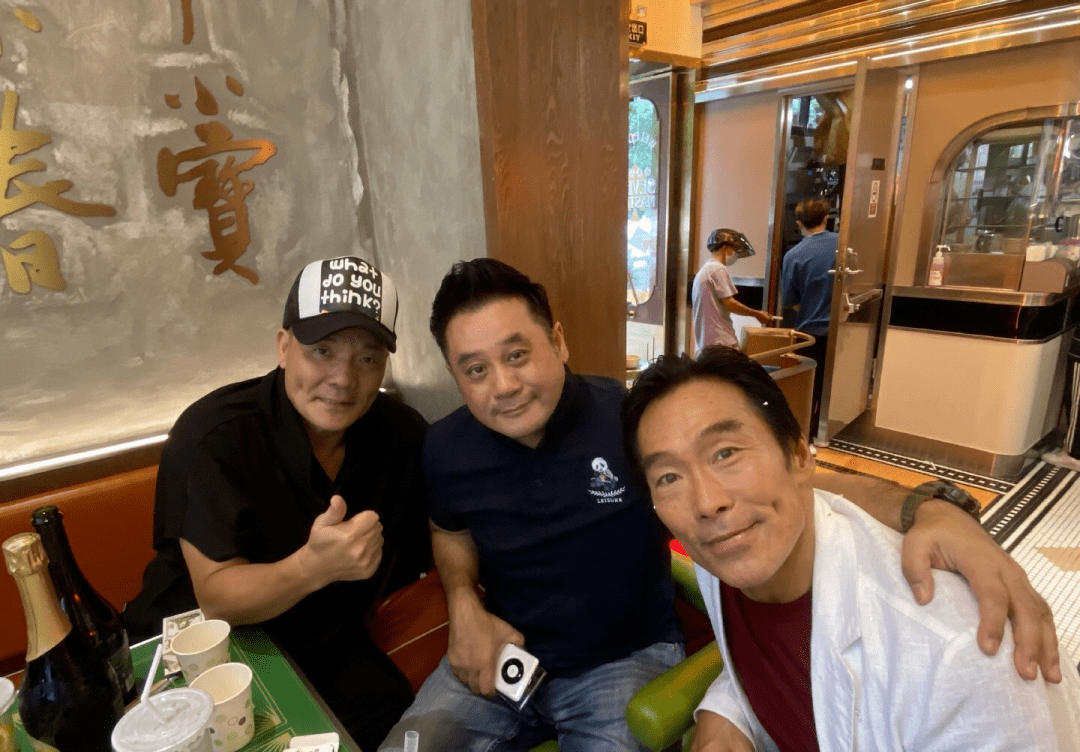 他本人则是靠着之前积累的名气在内地接一些商演活动,程东在内地还是