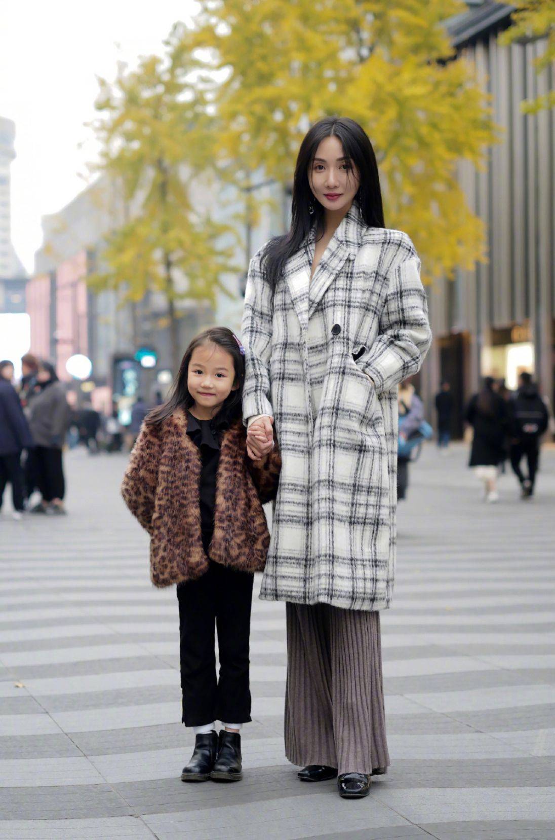 细节 被35岁博主的“母女装”圈粉，妈妈时髦女儿可爱，搭配思路可照搬