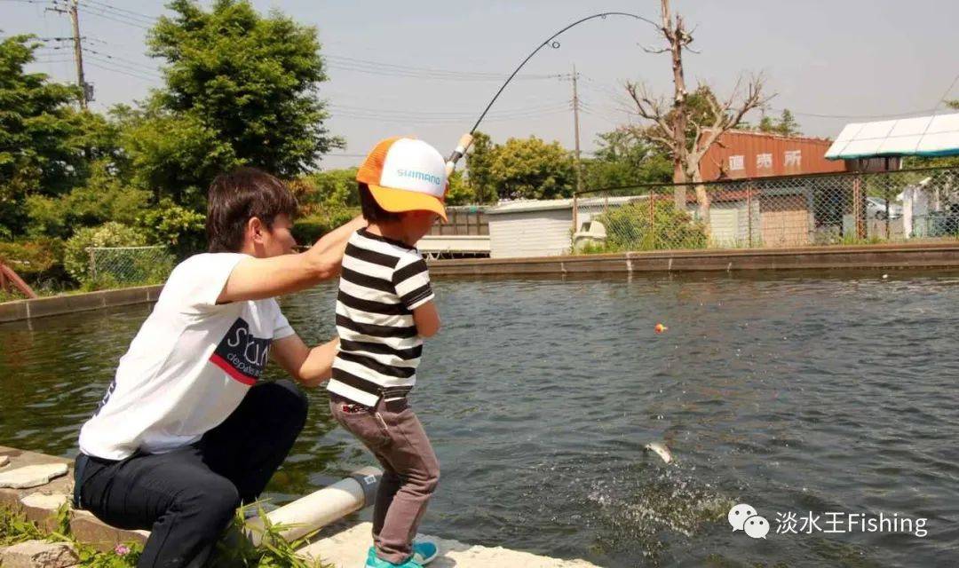 垂钓故事丨周末亲子活动路亚钓虹鳟鱼儿童路亚启蒙课