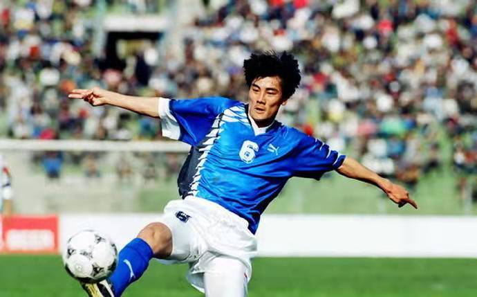 1990年李明入選國青隊,在主教練陳熙榮帶領下參加亞青賽預選賽,雖然8