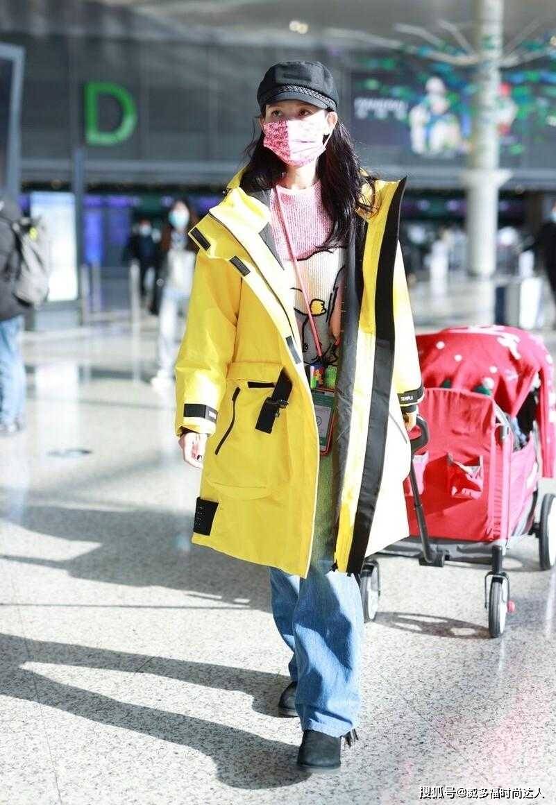 显得 蔡少芬乱穿也不会翻车，黄色冲锋衣配阔腿裤，这模特身材爱了