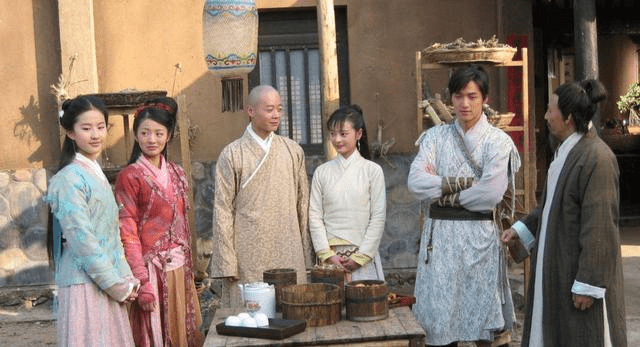 仙剑|新版《仙剑》花絮曝光，赵灵儿无辨识度，阿奴衣服红配绿被批太丑